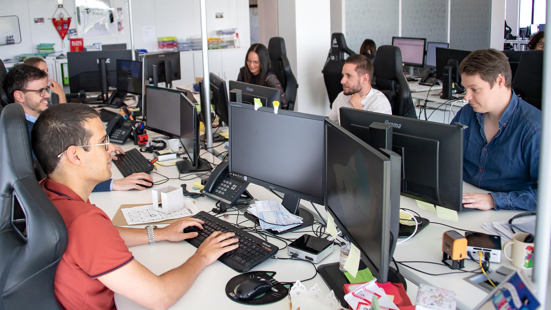 Collaborateurs et collaboratrices du Groupe LDLC dans les bureaux du siège à Limonest (métropole de Lyon)